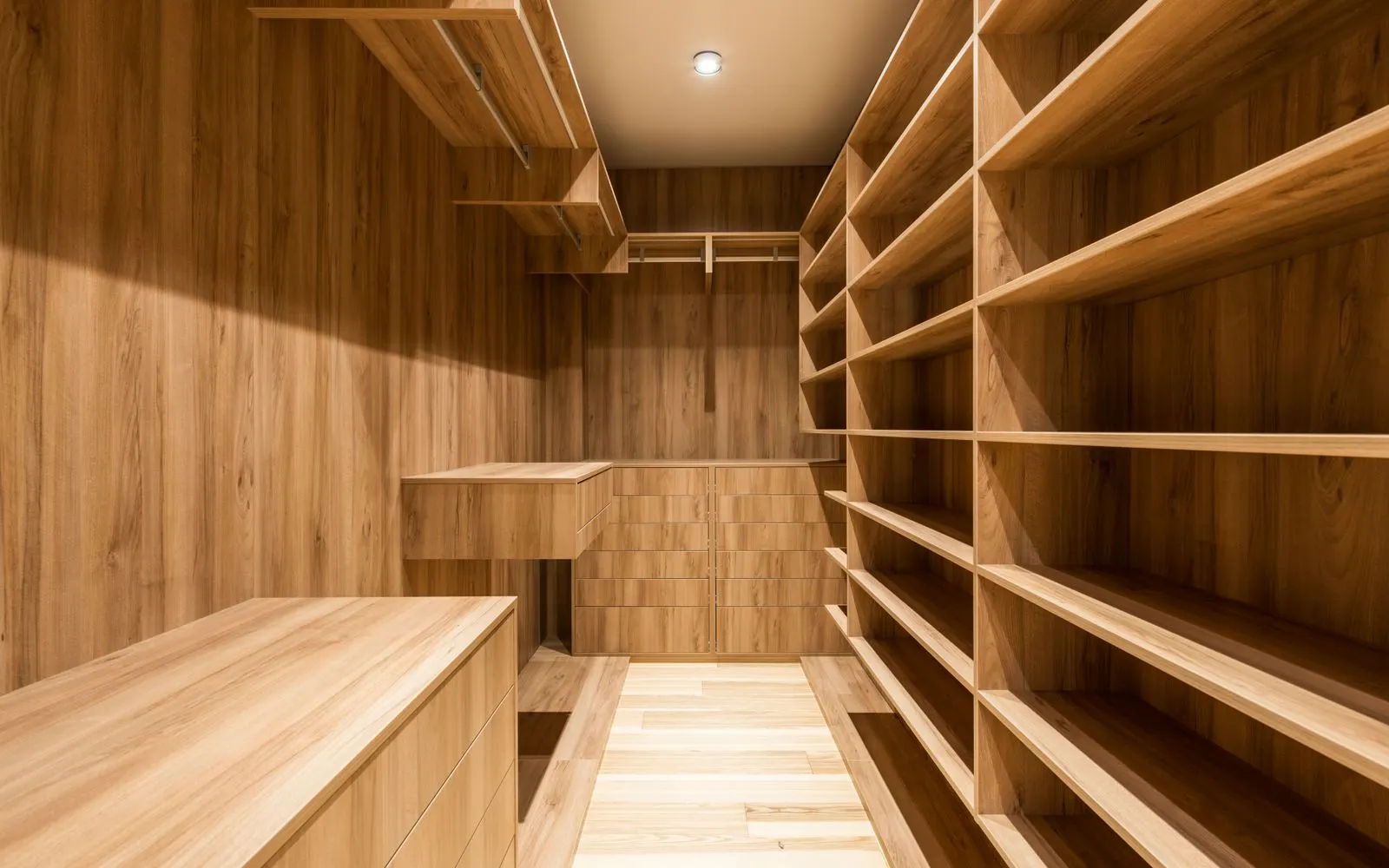 Librería de suelo a techo en salón