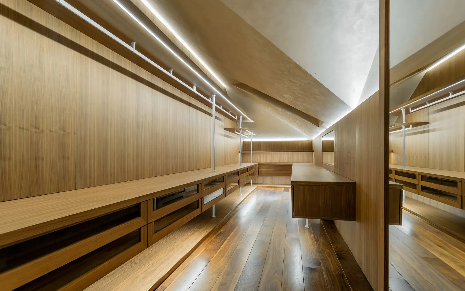 Vestidor bajo escalera en dúplex